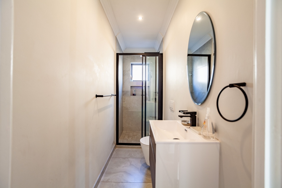 To Let 5 Bedroom Property for Rent in Door De Kraal Western Cape